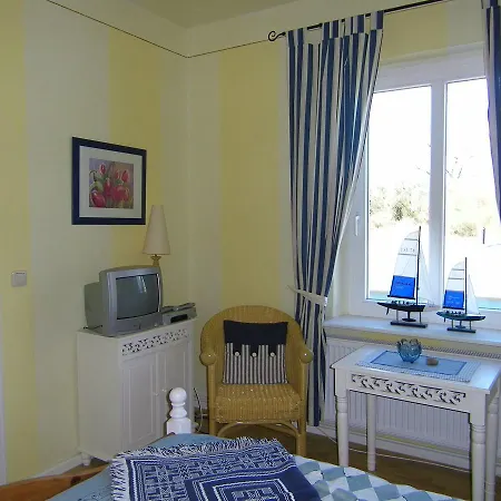 Sunlit With Garden In Apartment *